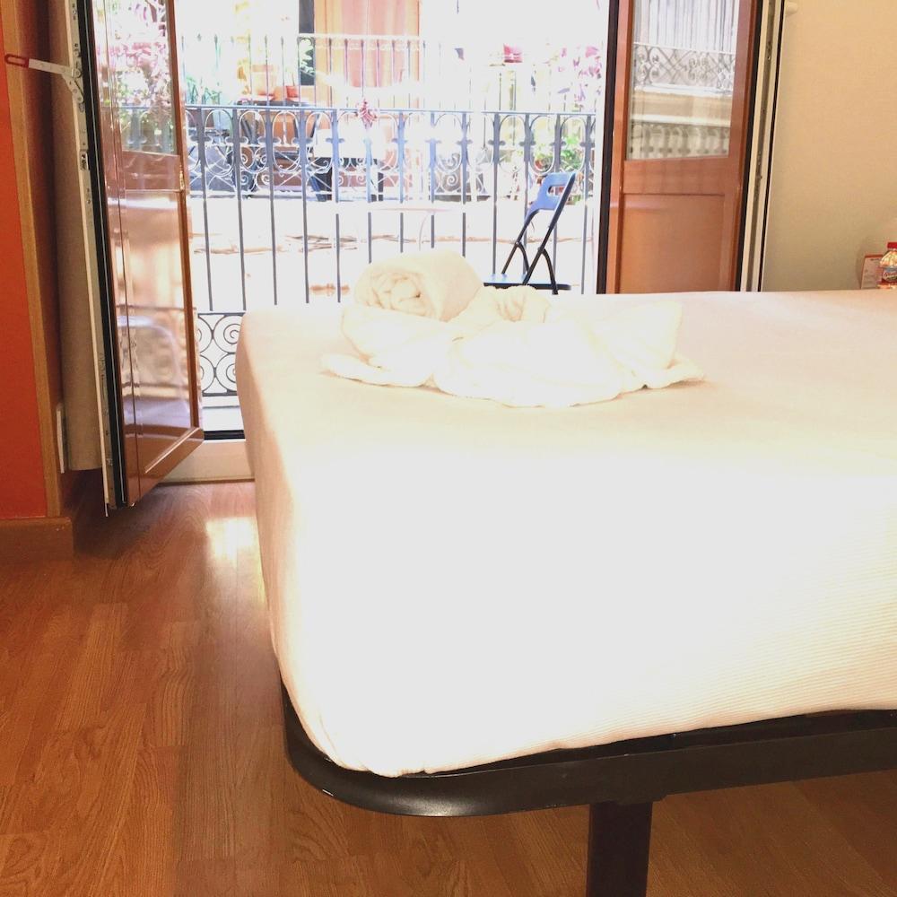 Hostal La Palmera Barcelona Ngoại thất bức ảnh