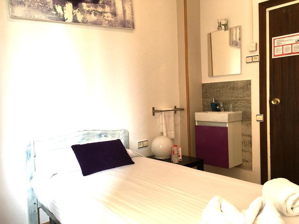 Hostal La Palmera Barcelona Ngoại thất bức ảnh