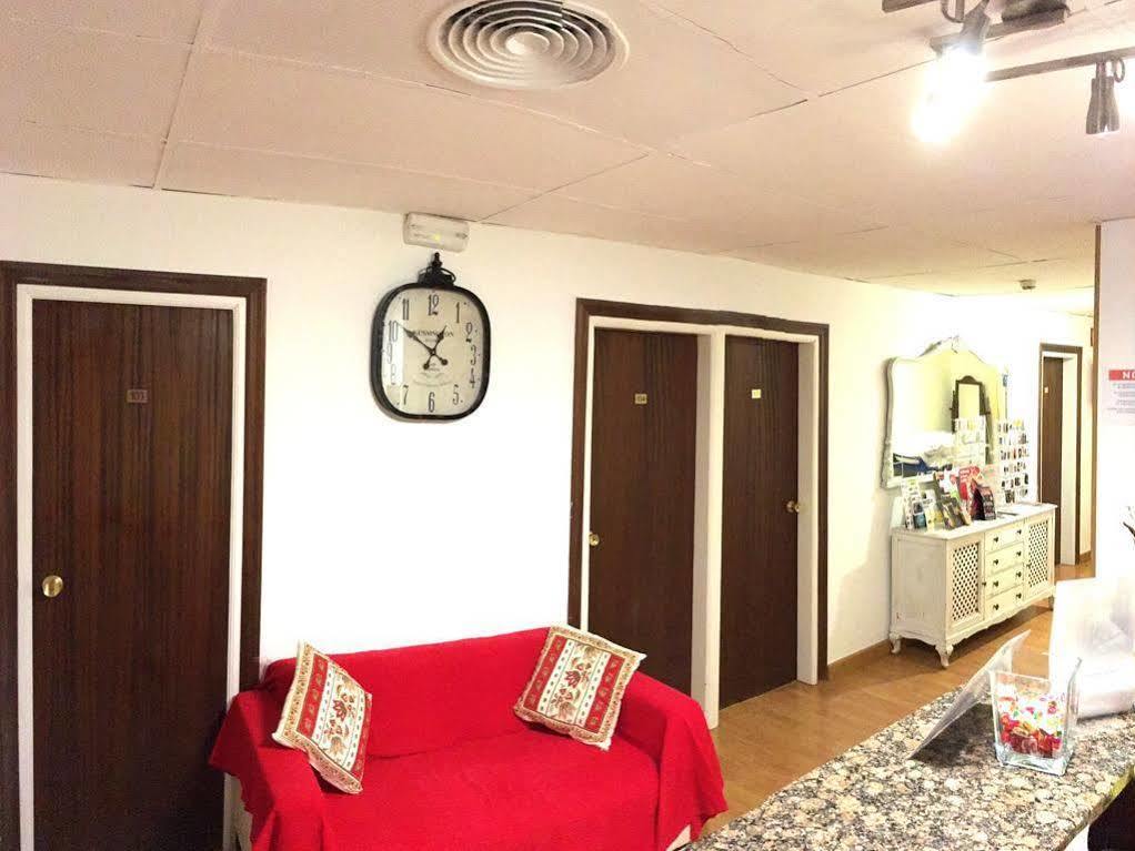 Hostal La Palmera Barcelona Ngoại thất bức ảnh