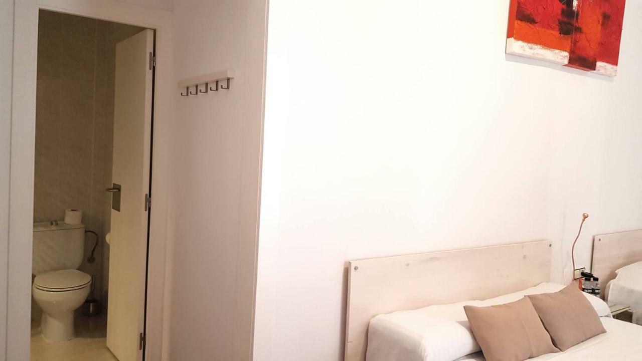 Hostal La Palmera Barcelona Ngoại thất bức ảnh