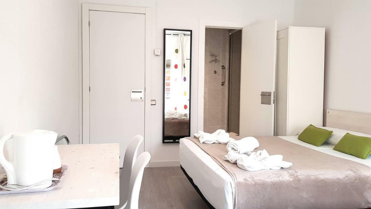 Hostal La Palmera Barcelona Ngoại thất bức ảnh